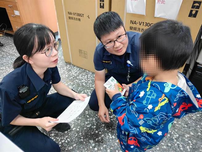 桃园市龟山区1名男童在公园里与家人走失而嚎啕大哭，警方获报立即赶往现场关心，仔细询问男童仍不断哭泣无法回答自己的姓名住址，最后透过社区通报机制联络里长，找到男童家人。（翻摄照片）