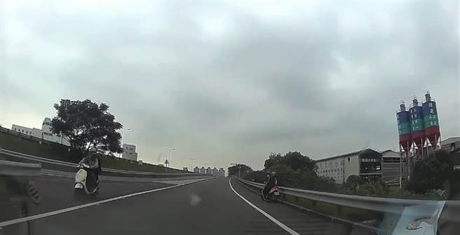 机车骑士一发现误闯国道，立刻掉头迴转下交流道。（摘自脸书翻转大台南交通违规2.0／曹婷婷台南传真）