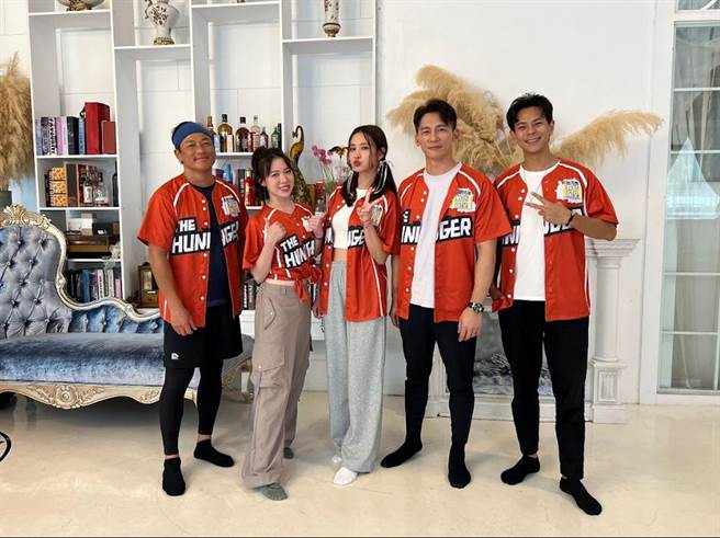 《开创者》演员群江宏恩（左起）、王宣、安心亚、温升豪、孙绽一起上《飢饿游戏》玩游戏闯关。（中视提供）