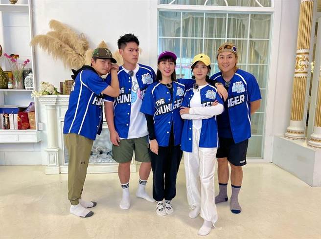 《飢饿游戏》主持群孙协志（左起)、许孟哲、峮峮、蔡黄汝、王仁甫挑战体力极限。（中视提供）