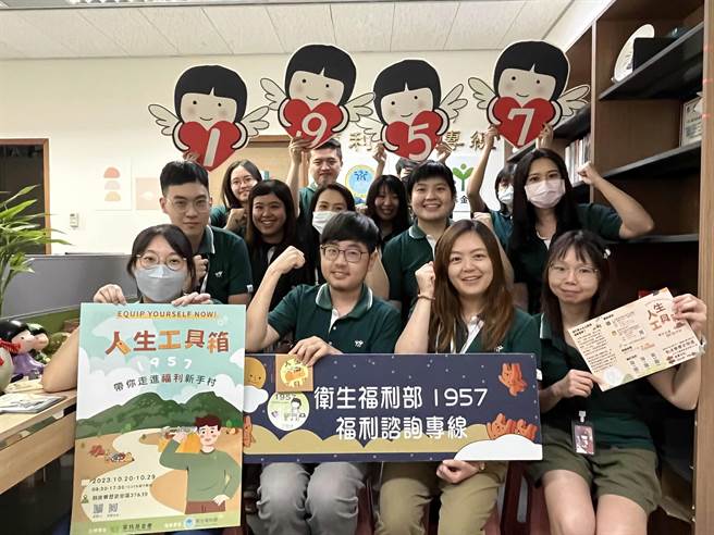 1957福利谘询专线为「社会安全网」横向及纵向联繫重要枢纽，一通电话即提供民眾各项福利谘询。（家扶基金会提供／林良齐台北传真）