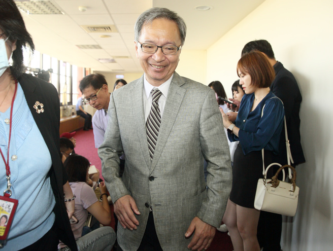 卫福部长薛瑞元（如图）19日在立院受访表示，现在违规的美猪都是标示不实的问题，未检出莱克多巴胺。合法进来的美猪是否被炒作为莱猪、毒猪，造成台美贸易的障碍，的确有可能，卫福部有时候也会收到AIT的抗议。（张铠乙摄）