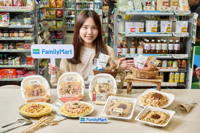 全家集結世界知名餐飲品牌「鼎泰豐」、義大利麵自有品牌uno pasta及貝果名店「好丘Good Cho’s」，即起推6款新鮮食。（全家提供／朱世凱台北傳真）