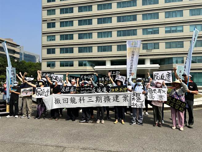 台積電決定放棄龍科3期設廠計畫，但竹科管理局仍以其他廠商需要為由續行，引發自救會不滿，19日一早再到科管局前高喊口號要求撤案。（王惠慧攝）