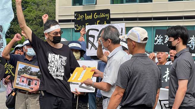 自救會代表張貴有（左一）將陳情書交給科管局代表建管組長蔡文火（右三）。（王惠慧攝）