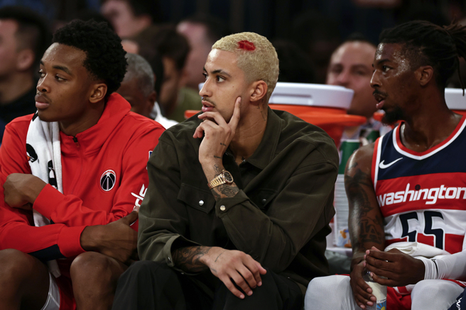 庫茲馬（中）此戰作壁上觀。（美聯社）