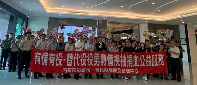 內政部役政司沈司長兼主任哲芳與正瀚生技公司吳董事長正邦再次相伴捐血救人公益活動。（內政部役政司提供／游念育台北傳真）