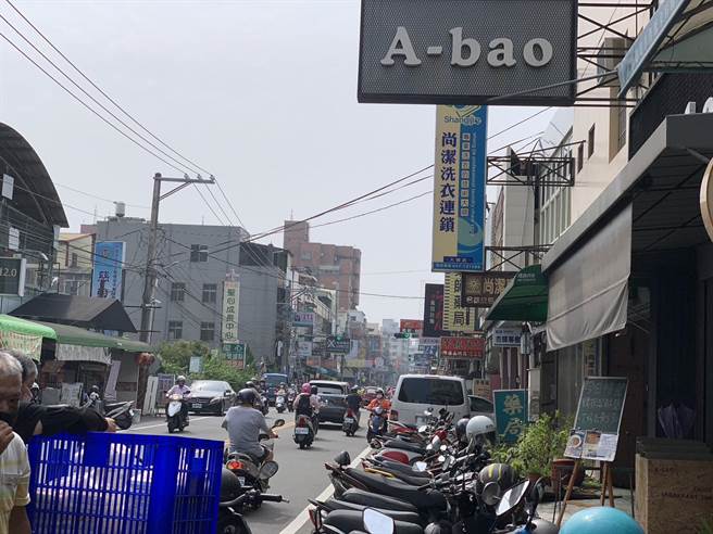 彰化市大埔路各式餐饮店家林立，大埔商圈发展协会估计商圈内约有400家店。（孙英哲摄）
