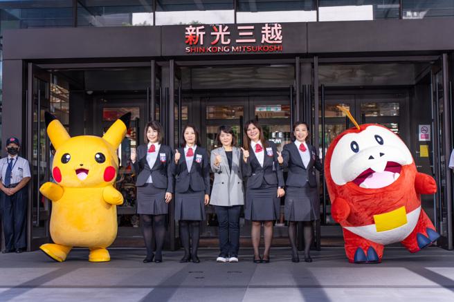 新光三越台北信義新天地周年慶今（19日）開打，寶可夢人偶現場助陣。（吳松翰攝）