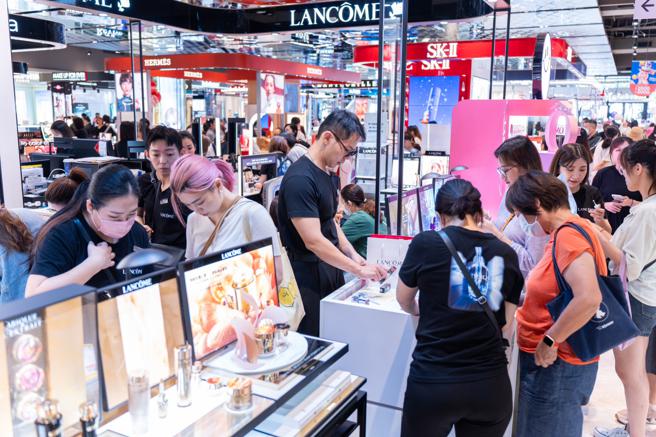 新光三越台北信義新天地周年慶首四日超過10萬組優惠主打「保證最低價」。（吳松翰攝）