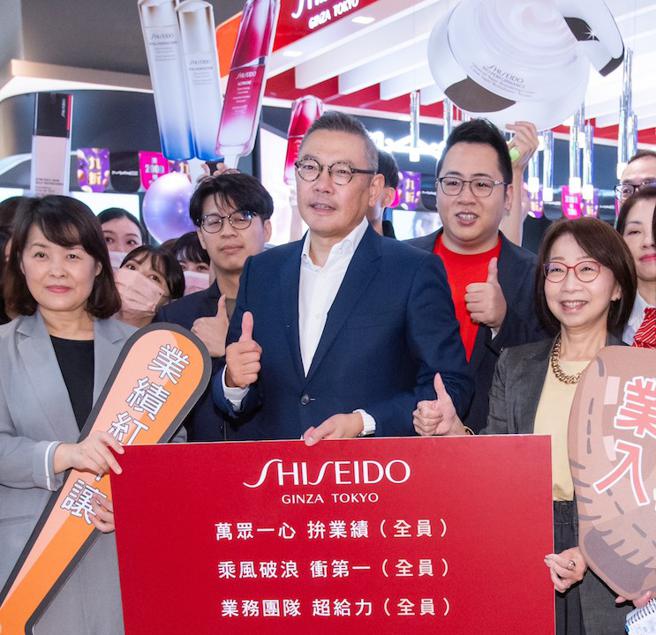 新光三越總經理吳昕陽（中）今（19日）為台北信義新天地周年慶打氣。（吳松翰攝）