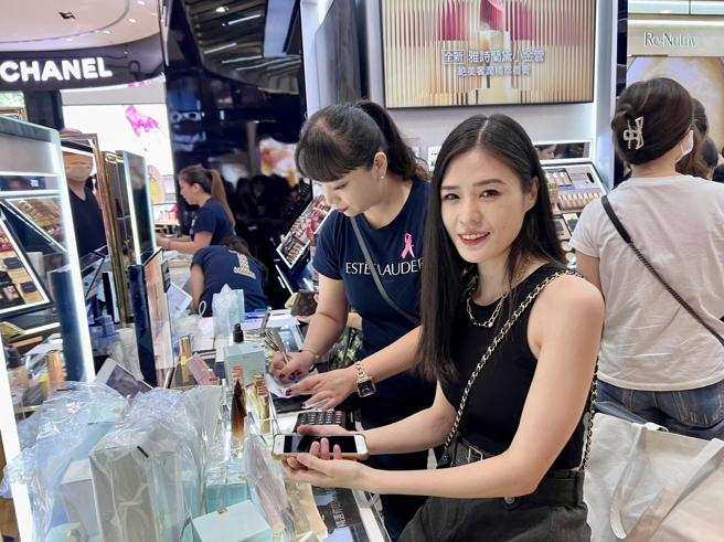 民眾黃小姐今（19日）至新光三越台北信義新天地排隊入館，搶購雅詩蘭黛特惠組。（吳奕萱攝）