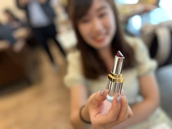 百貨獨家CHANEL「31 LE ROUGE康朋街31號脣膏」，推薦價5220元。（吳奕萱攝）