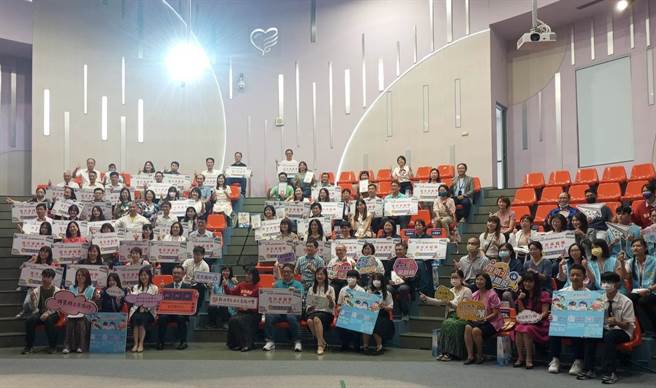 新北市教育局于北大高中举办112年度学力UP颁奖典礼，共82所国中成功减C增A，颁发近500万的奖励金，将挹注各校支持校内持续精进提升学力品质。（新北市教育局提供／刘玮晴新北传真）