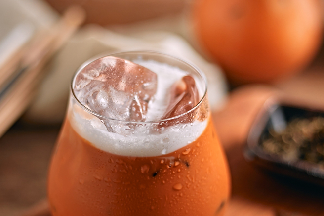 手摇饮还能怎么「玩行销」？五桐号、麻古茶坊靠跨界联名杀出血路　打造品牌记忆点。（示意图／shutterstock )