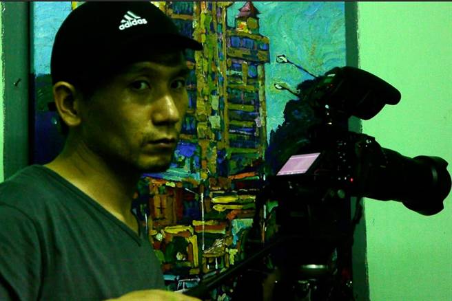 导演赵德胤在拍摄《诊所》时的幕后工作照。（岸上影像提供）