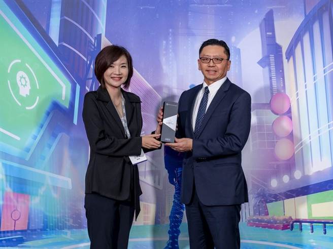 和泰汽车总经理苏纯兴（右）获颁「2023未来企业大奖」年度 CEO 大奖。（和泰车提供）