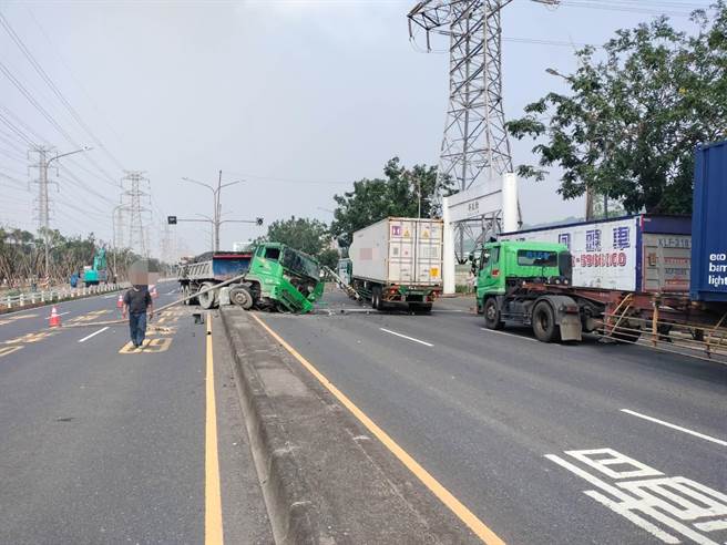 小港沿海路车祸，1辆曳引车疑因爆胎失控爆胎撞击中间号志灯杆。（翻摄照片／洪靖宜高雄传真）