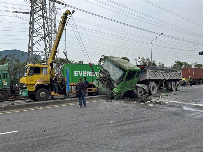 吊车将曳引车拖吊走。（翻摄照片／洪靖宜高雄传真）