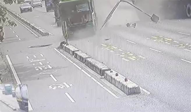 曳引车撞上号志灯杆，遭撞倒灯杆波及货柜车。（翻摄照片／洪靖宜高雄传真）