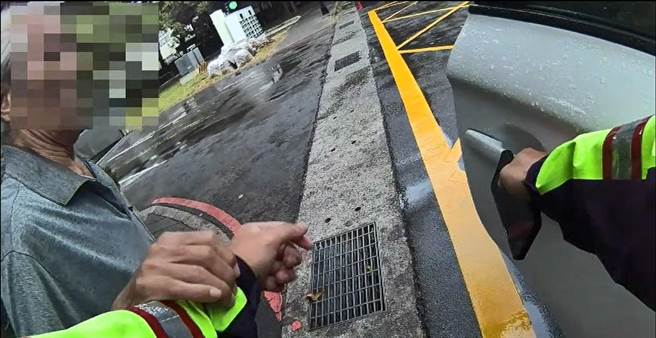 2023年10月19日新北市／新北土城警分局17日下午15时接获民眾报案，称有一名迷失老人自坐在长椅上，员警到场发现老翁便立即上前关心，经员警查询其住家地址后，将老翁扶上巡逻车载返家。（土城警分局提供／刘玮晴新北传真）