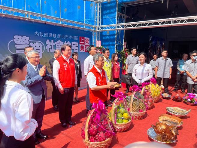 行政院长陈建仁（前排中）、内政部长林右昌（二排左二）、新北市副市长朱惕之（二排左三）出席警消社宅上梁典礼。（王扬杰摄）