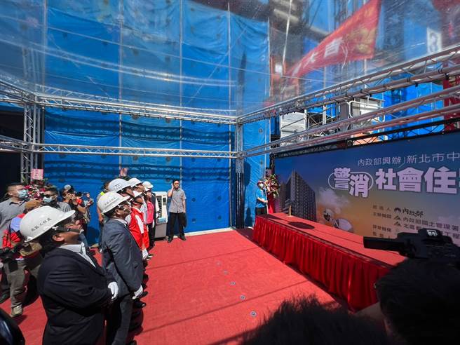 新北市中和区警消社会住宅今举行上梁典礼。（王扬杰摄）