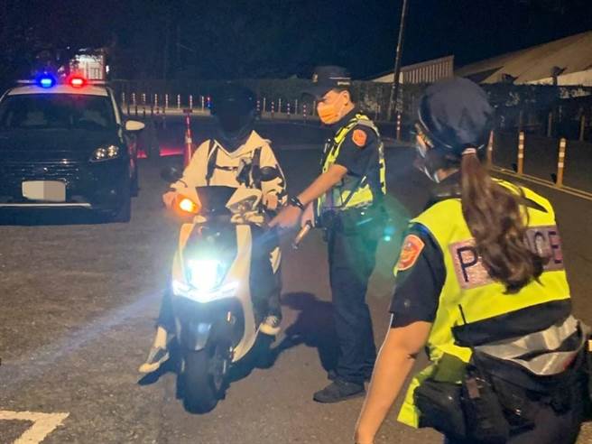 為維護行人與機車族安全，台中市警察局烏日分局自8月16日至本月15日規畫2個月取締勤務，取締「機車闖紅燈、未兩段式左轉、未禮讓行人及行人違規」共達1741件，其中「機車未兩段式左轉」及「機車闖紅燈」各占1102及613件。（烏日警分局提供／潘虹恩台中傳真）