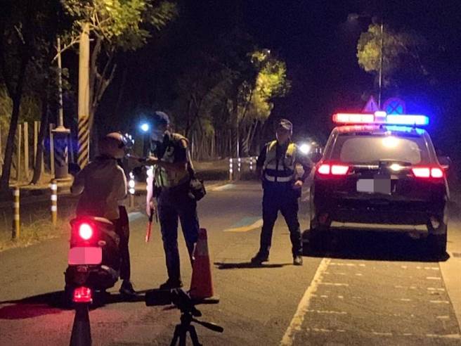 為維護行人與機車族安全，台中市警察局烏日分局自8月16日至本月15日規畫2個月取締勤務，取締「機車闖紅燈、未兩段式左轉、未禮讓行人及行人違規」共達1741件，其中「機車未兩段式左轉」及「機車闖紅燈」各占1102及613件。（烏日警分局提供／潘虹恩台中傳真）