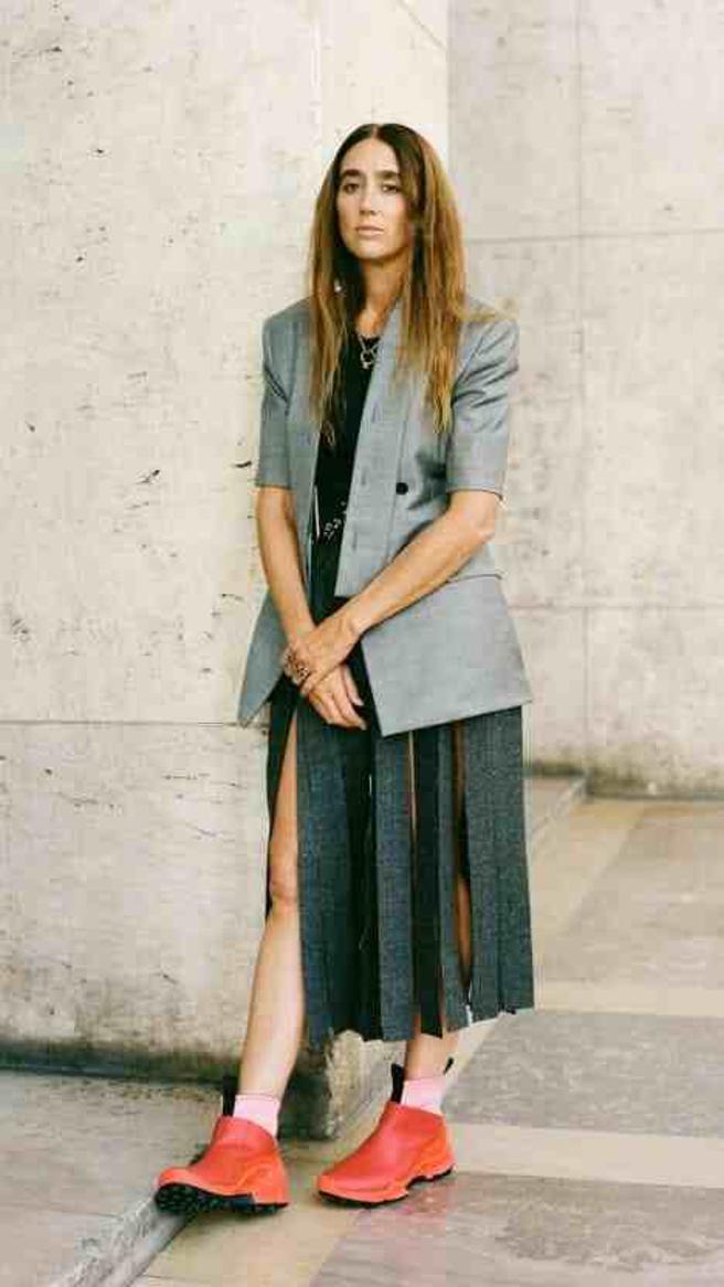 ECCO宣布國際知名設計師Natacha Ramsay-Levi成為品牌創意合作夥伴。Natacha腳踩「BIOM C-Trail健步C-蹤跡」，9980元。（ECCO提供／朱世凱台北傳真）