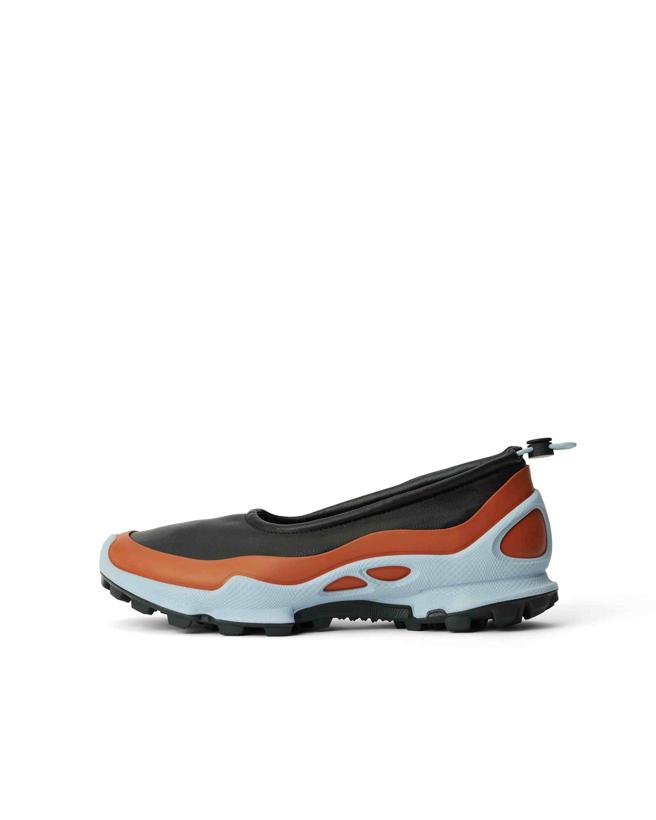 ECCO「BIOM C-Trail 健步C-蹤跡」，黑/棕紅款9380元。（ECCO提供／朱世凱台北傳真）