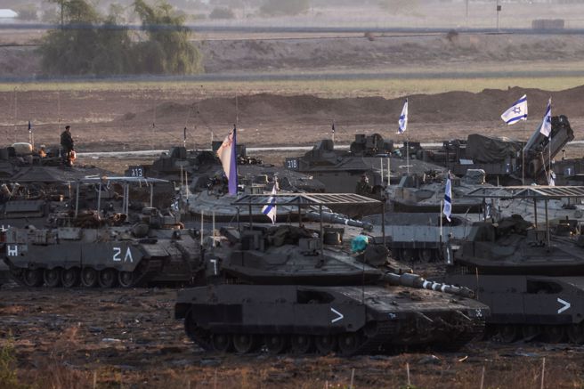 以色列部队和坦克19日在南部边境待命，准备进攻加萨走廊，打击巴勒斯坦激进组织哈玛斯（Hamas）。（路透）