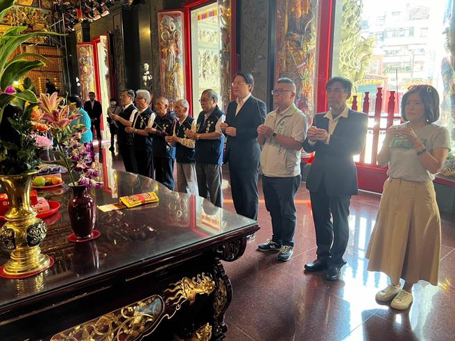 内政部长林右昌（右四）上午先到永和保福宫参拜。（王扬杰摄）
