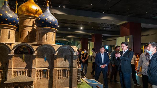 林右昌对10大宗教建筑模型甚感兴趣，拿起手机拍照纪录。（世界宗教博物馆提供）