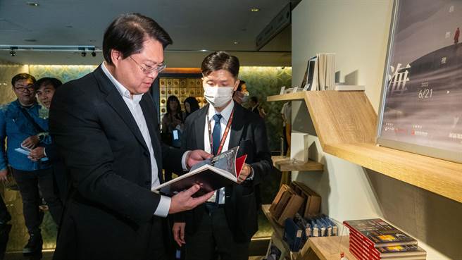 林右昌（左）至世界宗教博物馆参访。（世界宗教博物馆提供）