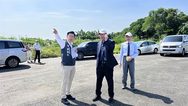 衛生福利部台南醫院計畫在玉井設置長照機構，預計2027年第3季落成，立委郭國文（左一）19日邀請相關單位現地考察。（張毓翎攝）