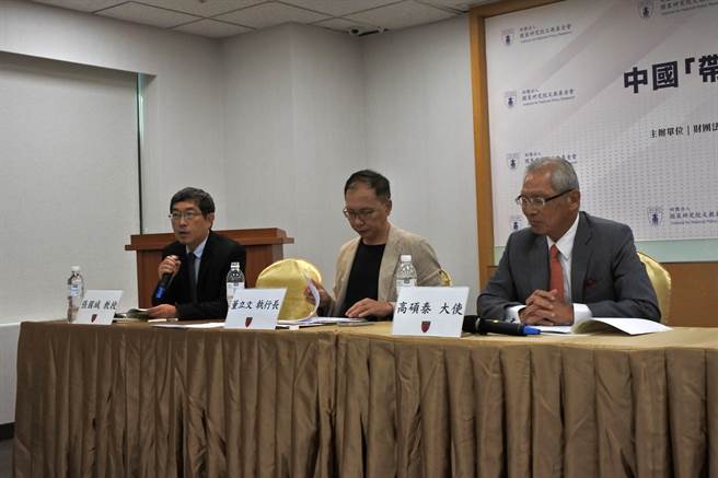 台北医学大学通识教育中心教授张国城（左）表示，在「内部压力不在意，外部压力不介意」的非民主国家特质下，只要习近平继续执政，大陆就会继续推动带路政策。（朱绍圣摄）