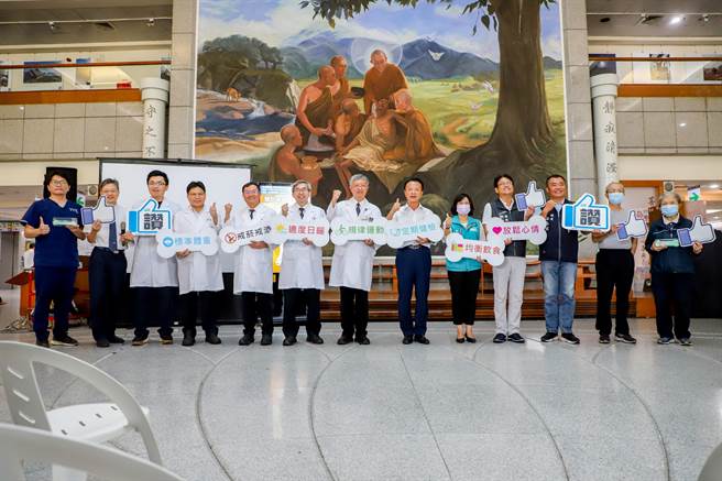 响应「世界骨质疏松日」，嘉义县卫生局与大林慈济医院今举办「健康有骨气」宣导活动。（嘉义县政府提供∕吕妍庭嘉义传真）