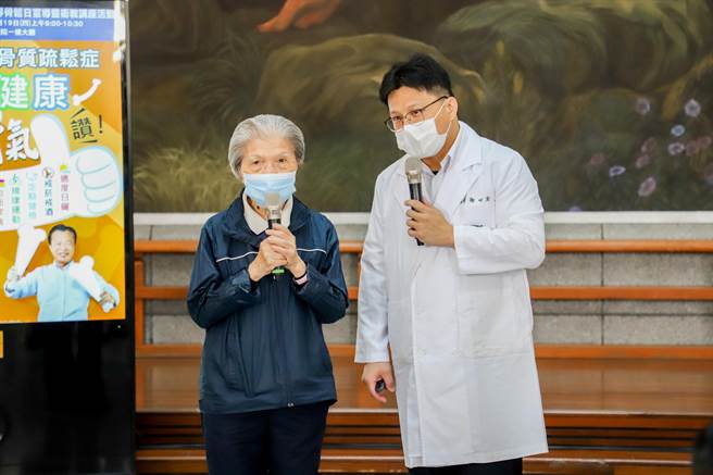 廖阿嬷也分享治疗过程，指经过行动医疗检查发现身上有骨密度差，由卫生所转介大林慈济医院，经过治疗背痛已改善不少。（嘉义县政府提供∕吕妍庭嘉义传真）