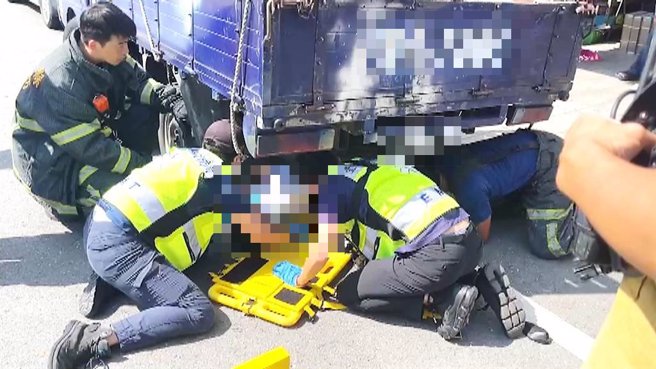 台东市中兴路今午间发生车祸事故，女机车骑士闪避双黄线迴转轿车不及，汽机车相撞，女骑士喷飞至路旁货车车底。（读者提供／萧嘉蕙台东传真）