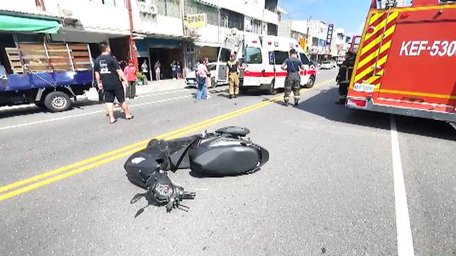 台东市中兴路一段今午间发生车祸事故，机车与双黄线迴转轿车相撞，又撞上路旁白色轿车，瞬间爆胎，女骑士与机车瞬间分离。（读者提供／萧嘉蕙台东传真）
