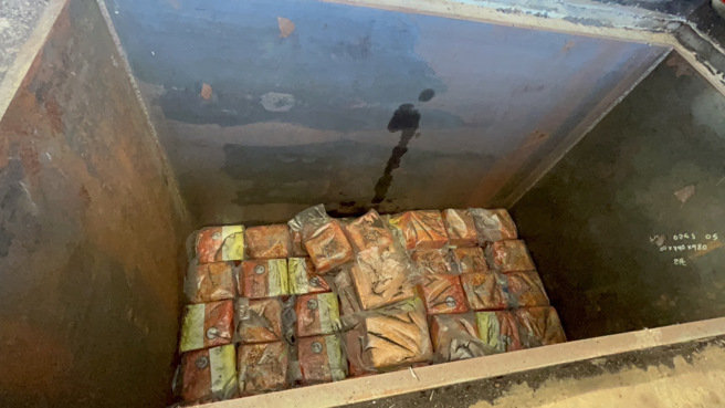 保三总队于今年7月31日会同关务署基隆关，锁定詹姓嫌疑人利用进口车床机械包覆在石棺内，夹藏毒品安非他命52公斤及大麻花3公斤。（图／警方提供）