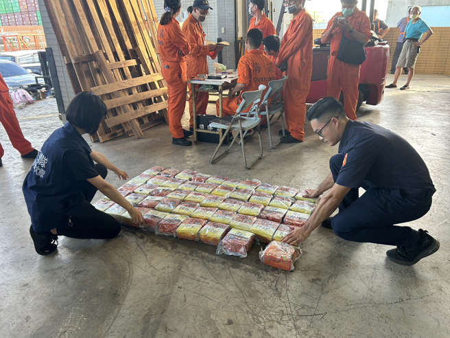 保三总队于今年7月31日会同关务署基隆关，锁定詹姓嫌疑人利用进口车床机械包覆在石棺内，夹藏毒品安非他命52公斤及大麻花3公斤。（图／警方提供）