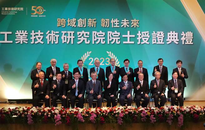工研院舉辦「第12屆院士授證典禮」，第1排左起為榮剛集團創辦人暨院士陳興時、總統府副秘書長張惇涵、總統府秘書長林佳龍、總統府資政林信義、蔡英文總統、工研院董事長李世光、智榮文教基金會董事長暨院士施振榮、工研院院士史欽泰、經濟部次長林全能。後排左起為經濟部產業技術司副司長周崇斌、聯強集團總裁暨院士杜書伍、亞力電機總裁暨院士楊振通、明基佳世達集團董事長暨第12屆院士陳其宏、台大醫院院長暨第12屆院士吳明賢、研華股份有限公司董事長暨第12屆院士劉克振、和碩聯合科技股份有限公司董事長暨策略長暨第12屆院士童子賢、美國加州大學洛杉磯分校電機工程學系雷神講座教授暨院士王康隆、經濟部產業發展署主任祕書林德生、工研院院長劉文雄。（邱立雅攝）