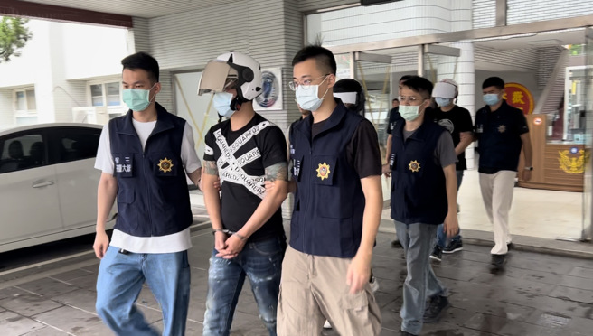 保三总队于今年7月31日会同关务署基隆关，锁定詹姓嫌疑人利用进口车床机械包覆在石棺内，夹藏毒品安非他命52公斤及大麻花3公斤。（图／警方提供）