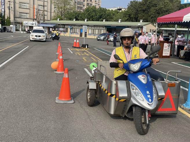 交通部公路局新竹区监理所与桃园市政府合作，照顾脊髓损伤及肢体障碍民眾，将全额补助4200元参与机车驾训费用。(吕筱蝉摄)