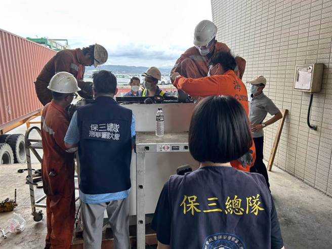 保三总队7月底在清查货柜时，查获一起利用进口机具走私毒品的案件，起出52公斤的安非他命及3公斤的大麻花。（保三总队提供／张志康基隆传真）