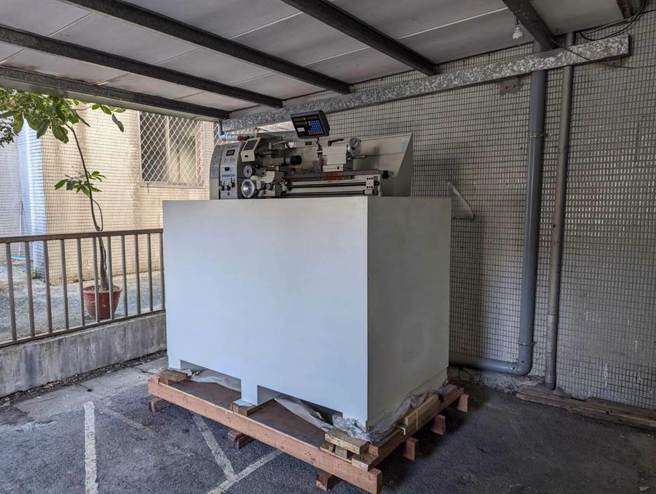 保三总队查获毒品走私集团，嫌犯为规避海关及警方的查验，特别在进口的机具下方设置了大型的「底座」，还灌入混凝土让这口「石棺」难被查出内藏毒品。（张志康摄）