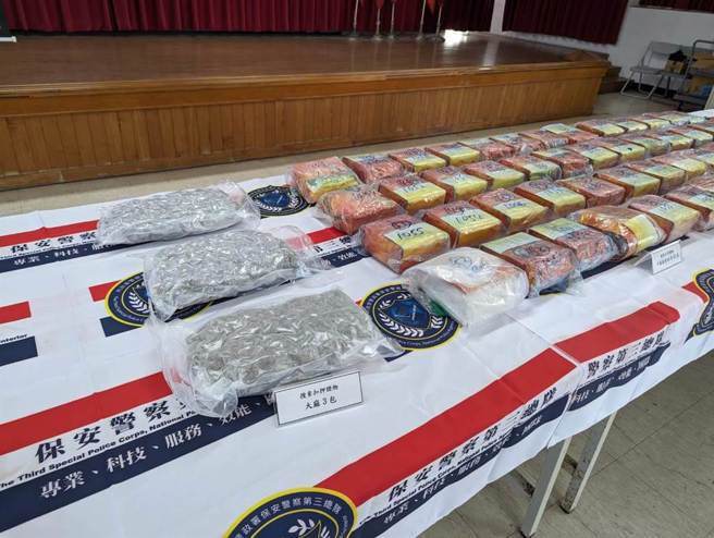 保三总队7月底在清查货柜时，查获一起利用进口机具走私毒品的案件，起出52公斤的安非他命及3公斤的大麻花。（张志康摄）