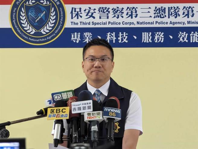 保三总队刑大大队长张跃瀚表示，这次起出的毒品市值近1.1亿元。（张志康摄）